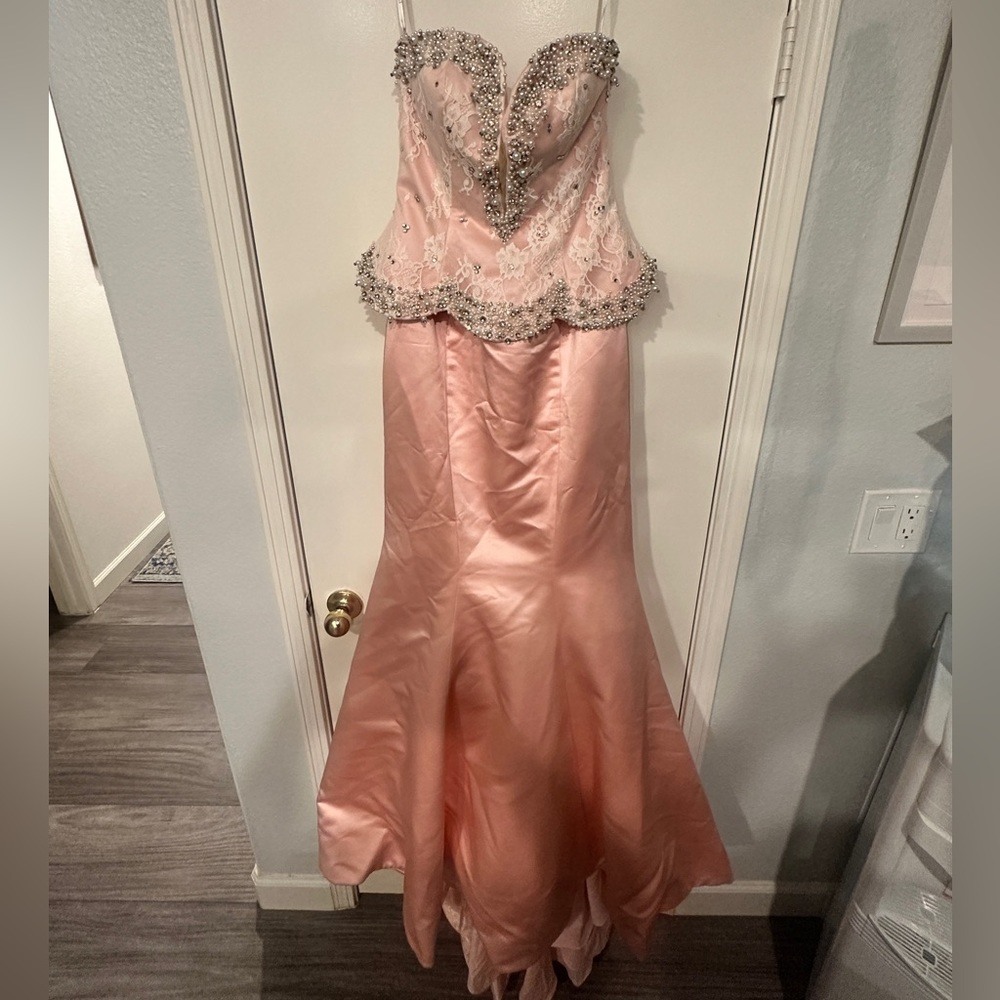 Stunning Sherri Hill Peplum Gown - Picture 2 of 4